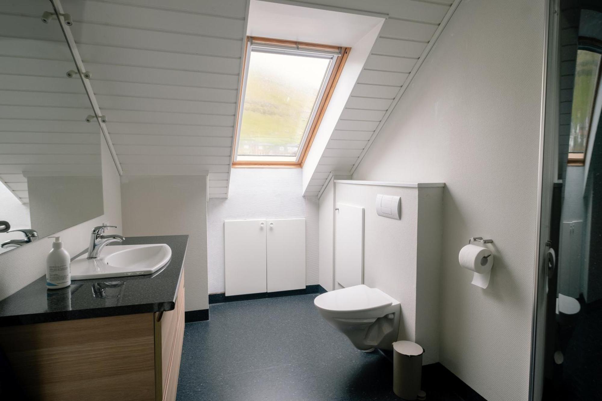 Spacious City Center Home By The Sea Klaksvík المظهر الخارجي الصورة